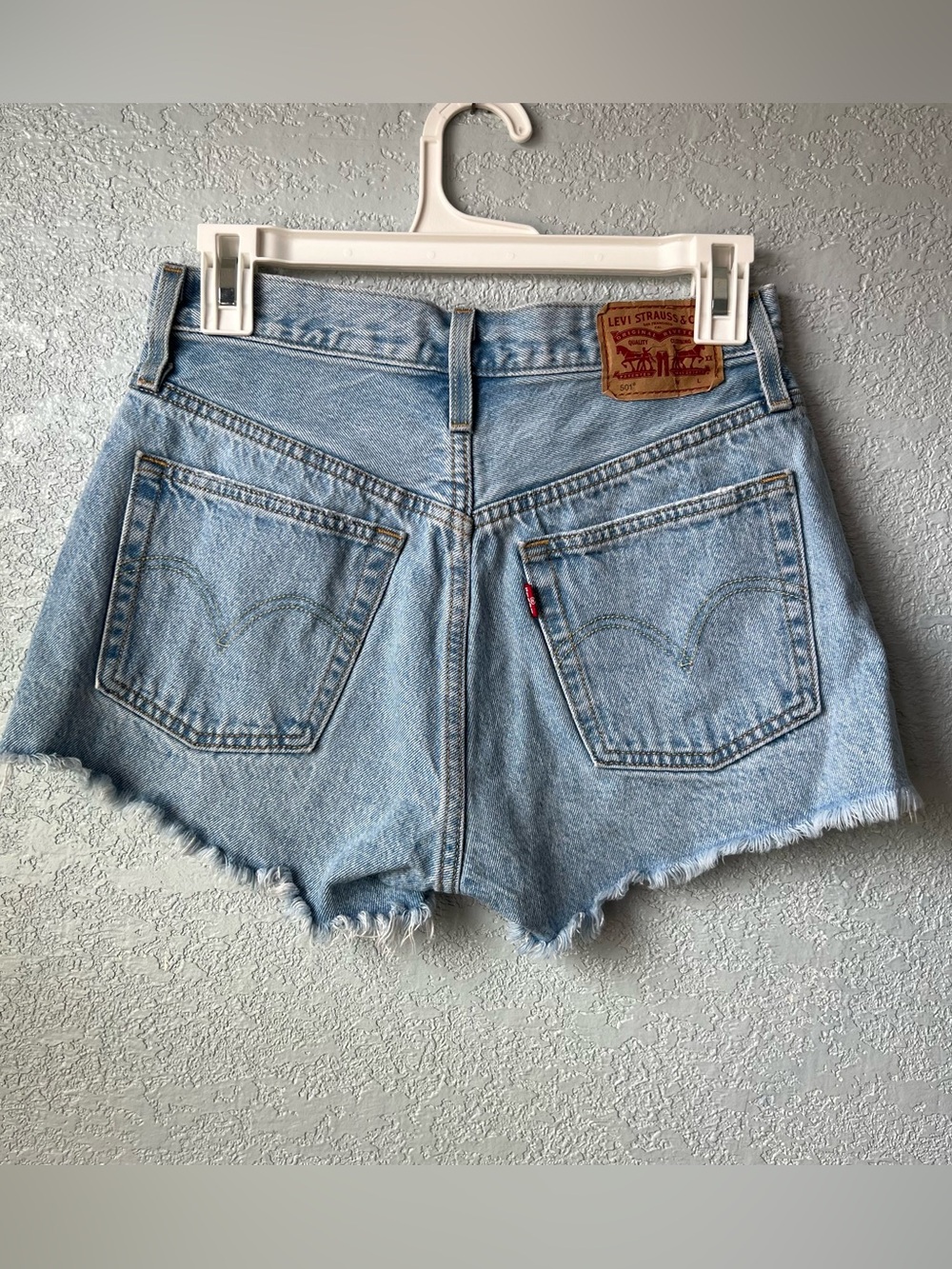 Levi’s 501 Cutoff Denim Shorts Light Wash High Rise Raw Hem W26